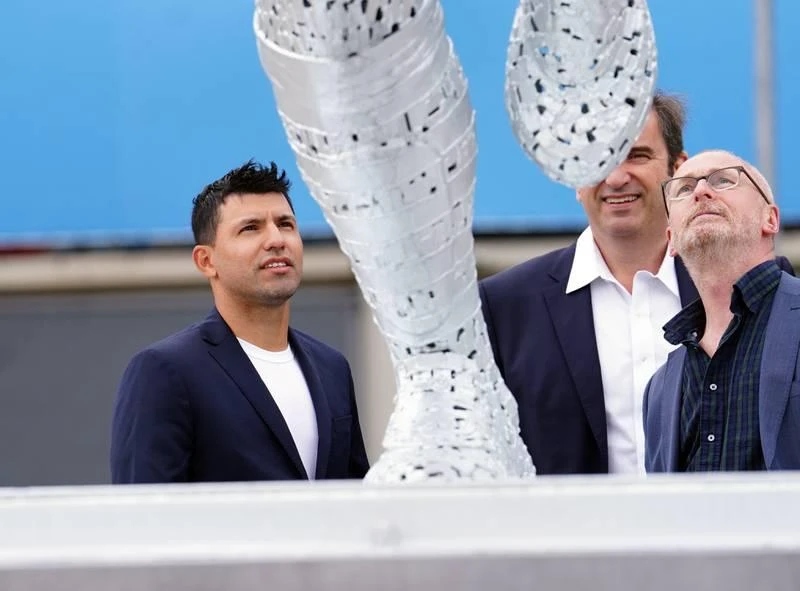 Đôi chân thật của Aguero...cũng cơ bắp "hình bắp chuối" hơn chứ không phải thế này. Ảnh: Getty Hẳn là Aguero mà rất giống Toni Kroos ăn mừng bàn thắng. Ảnh: Getty Bức tượng Aguero kỷ niệm 10 năm ngày vô địch Premier League của Man. "xanh" sau tượng đài Vincent Kompany, David Silva. Aguero có mặt và ký tặng fan. Ảnh: Getty