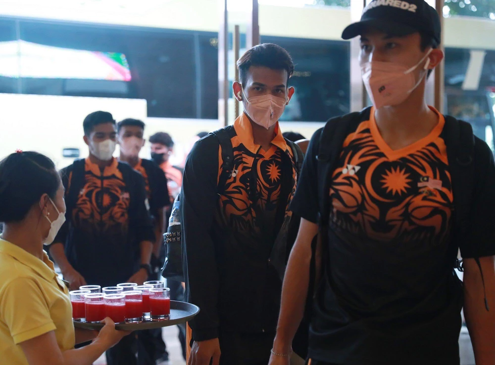 Đến khách sạn Mường Thanh, Việt Trì, cầu thủ Malaysia được mời nước ép trái cây. Ảnh: A.DUY