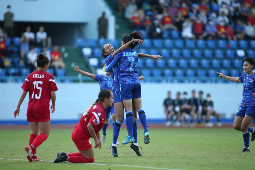 Tanakarn Dangda ăn mừng bàn thắng thứ hai cùng Intamee. Ảnh: A.PHƯƠNG