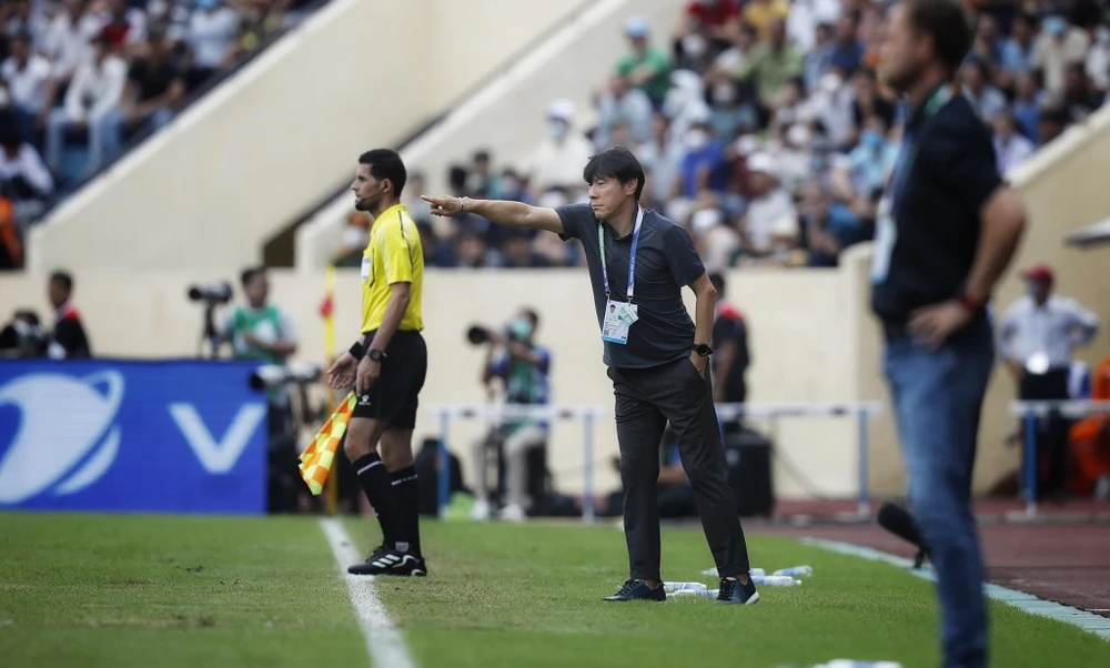 HLV Shin Tae-yong lại thua đồng nghiệp Polking. Ảnh: A. PHƯƠNG Nữ trưởng đoàn Nualpham Lamsam của Thái Lan...đứng ngồi không yên. Ảnh: A. PHƯƠNG