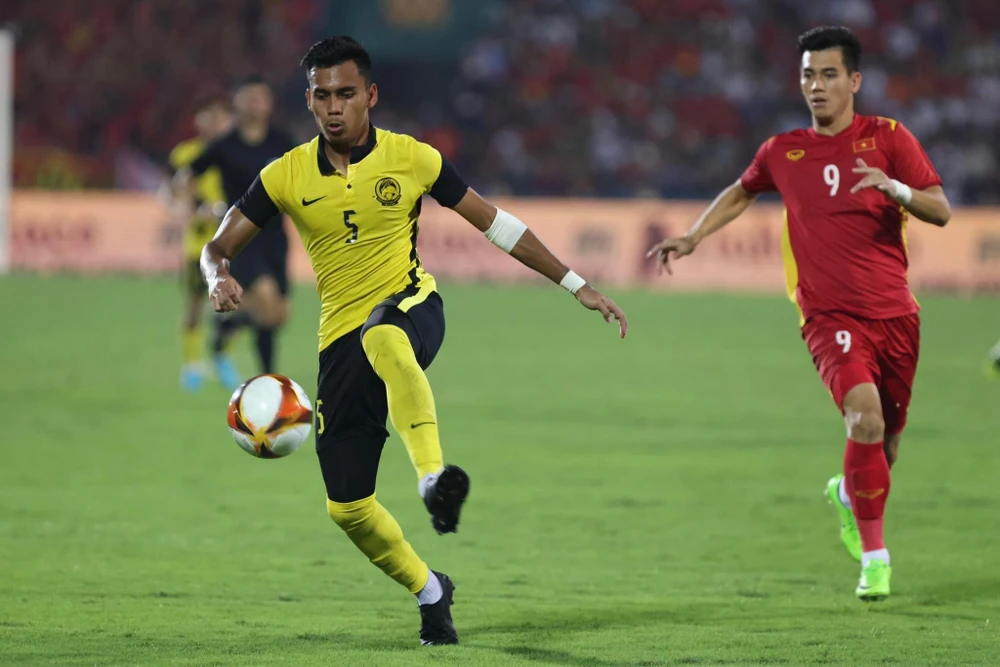 Tiến Linh, người ghi bàn và cởi áo ăn mừng dẫn đến thẻ vàng. Ảnh: ANH PHƯƠNG