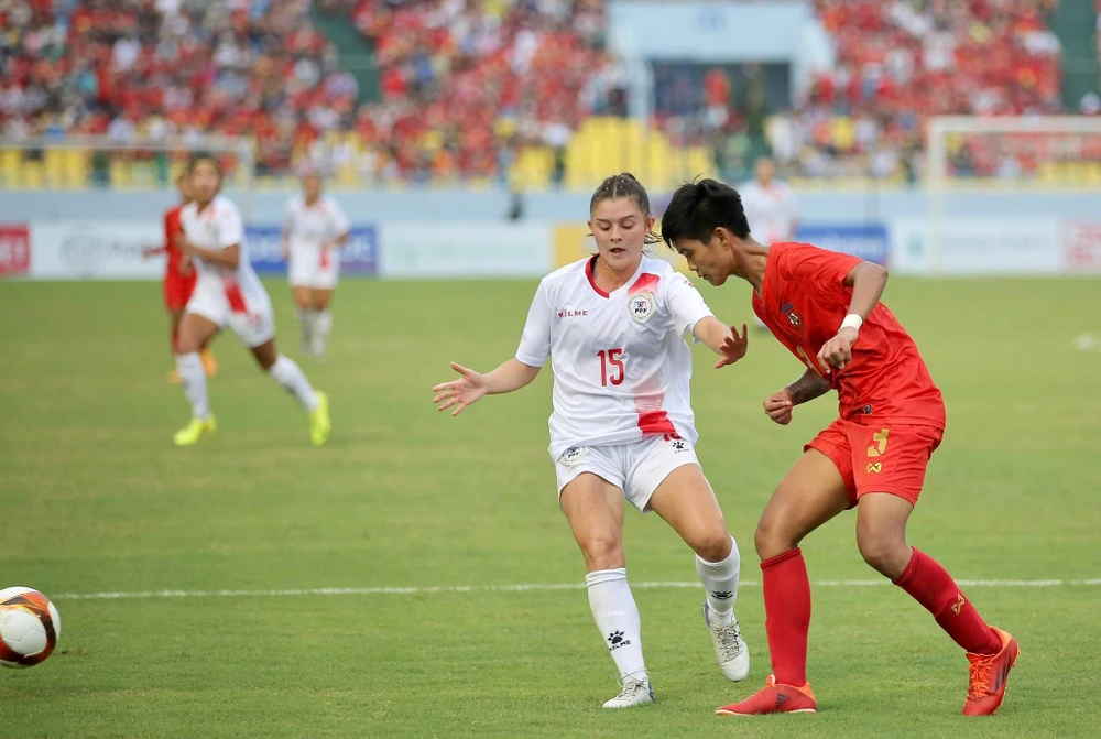 Hiệp 1, Myanmar (đỏ) chơi liền lạc và lấn lướt Philippines. Ảnh: ANH PHƯƠNG.