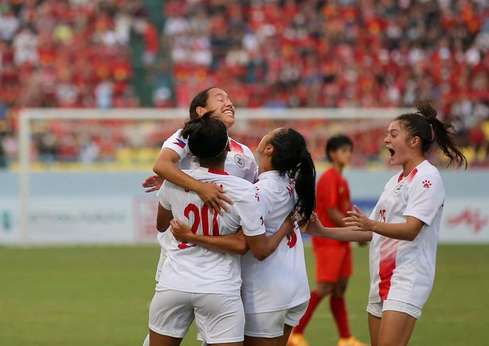 Tuy nhiên sau giờ nghỉ, Philippines siết lại và ngược dòng thắng 2-1. Ảnh: A.PHƯƠNG