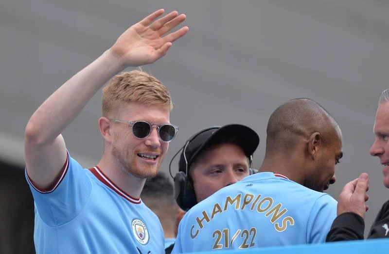 Tiền vệ Bỉ Kevin Van de Bruyne được chọn là Cầu thủ xuất sắc nhất giải. Grealish và Fernando cùng chiếc cúp vô địch. Fernando nâng cao chiếc cúp vàng. Robben Dias ăn mừng danh hiệu. ...Nhưng bao giờ thành cổ Manchester mới chứng kiến ngôi vô địch Champions League của Man. xanh? Nếu phía dưới chữ Champions...là Champions League thì hoành tráng hơn. Những cầu thủ Man. Xanh thật...điệu đà.