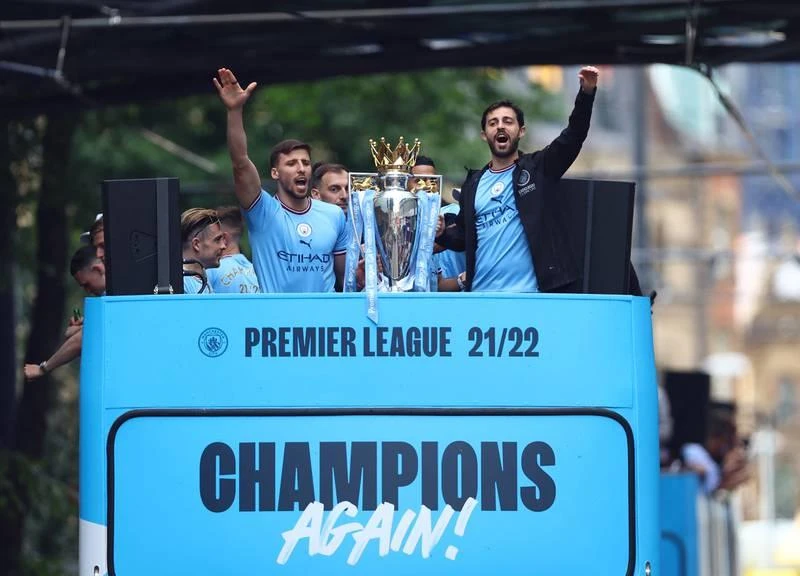 Cặp đôi Bồ Đào Nha Ruben Dias và Bernardo Silva. Tiền vệ Bỉ Kevin Van de Bruyne được chọn là Cầu thủ xuất sắc nhất giải. Grealish và Fernando cùng chiếc cúp vô địch. Fernando nâng cao chiếc cúp vàng. Robben Dias ăn mừng danh hiệu. ...Nhưng bao giờ thành cổ Manchester mới chứng kiến ngôi vô địch Champions League của Man. xanh? Nếu phía dưới chữ Champions...là Champions League thì hoành tráng hơn. Những cầu thủ Man. Xanh thật...điệu đà.