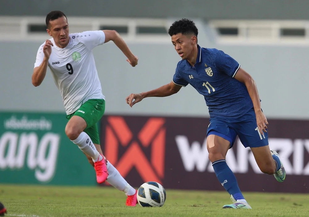 Thái Lan (xanh) đã gặp phải một hàng phòng ngự vững chãi từ Turkmenistan. Ảnh: S.S