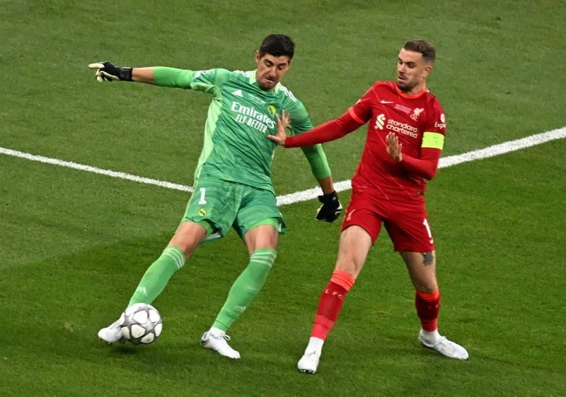 Thủ môn Bỉ đóng hơn một vai trò "thần gác đền" mà còn thêm nhiệm vụ hậu vệ nữa. Arnold nỗ lực tạt bóng trước các hậu vệ Real. Benzema vẫn rất xuất sắc. Salah thì giỏi, còn Modric đã giỏi lại còn giàu kinh nghiệm. Bàn thắng duy nhất của Vinicius Jr ở phút 59. Courtois quá xuất sắc làm nản lòng các chân sút Liverpool. ...Thùa thì thôi mà...đã nỗ lực hơn 200% sức lực rồi. Chiến lược gia Ý Carlo Ancelotti đi vào "ngôi đền huyền thoại". Ông đã có bốn danh hiệu Champions League. Real có rất nhiều cầu thủ có năm danh hiệu Champions League. Real về nhất La Liga và Champions League. Liverpool có hai ngôi á quân (Premier League và Champions League).