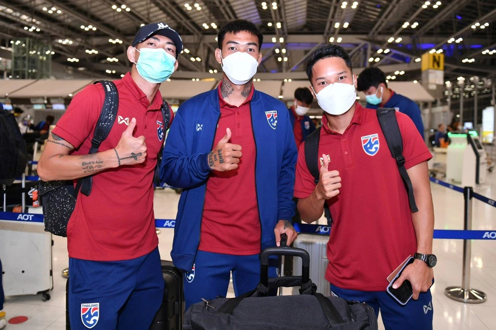 Đoàn U-23 Thái Lan bay đến Tashkent với 18 cầu thủ, do bốn cầu thủ còn bận khoác áo tuyển Thái Lan đá giao hữu với Bahrain rồi sang sau. Ảnh: S.E Từ trái qua: Trợ lý Choketawee, HLV Worawut, trợ lý Sritaro và trợ lý Salvador Garcia. Dàn trợ lý khủng để giúp Worawut bớt áp lực và đánh bại U-23 VN lẫn Malaysia. Ảnh: Getty Tiền đạo gốc Thụy Điển Gustavsson có cha đang bệnh nặng nhưng anh không thể bay về nhà thăm cha vì cả gia đình nhiễm COVID-19. Gustavsson sẽ cùng U-23 Thái Lan tham dự VCK U-23 châu Á. Ảnh: S.S. Tại bảng C VCK U-23 châu Á, Thái Lan cùng bảng với Việt Nam, Malaysia và Hàn Quốc. U-23 VN từng thắng U-23 Thái Lan ở trận chung kết SEA Games 31. Ảnh: CTP U-23 Thái Lan cũng bị U-23 Malaysia ngược dòng đánh bại tại SEA Games 31. Ảnh: A.PHƯƠNG HLV Worawut lo lắng trước hai đối thủ Malaysia và VN đều từng đánh bại Thái Lan tại SEA Games 31. Ảnh: S.S