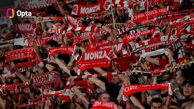 CLB Monza của cựu Thủ tướng Ý Silva Berlusconi ăn mừng thăng hạng lên Serie A mùa tới. Ảnh: Getty. Trên sân nhà St. Etient của Pháp, sau trận đấu, bạo loạn đã xảy ra khi đội nhà chính thức xuống hạng Ligue 2 mùa tới. Ảnh: Getty Từ Paris quay về sau trận thua Real, Liverpool vẫn ăn mừng bằng diễu hành khắp phố mừng hai danh hiệu League Cup, FA Cup và hai ngôi á quân Champions League và Premier League. Ảnh: Getty