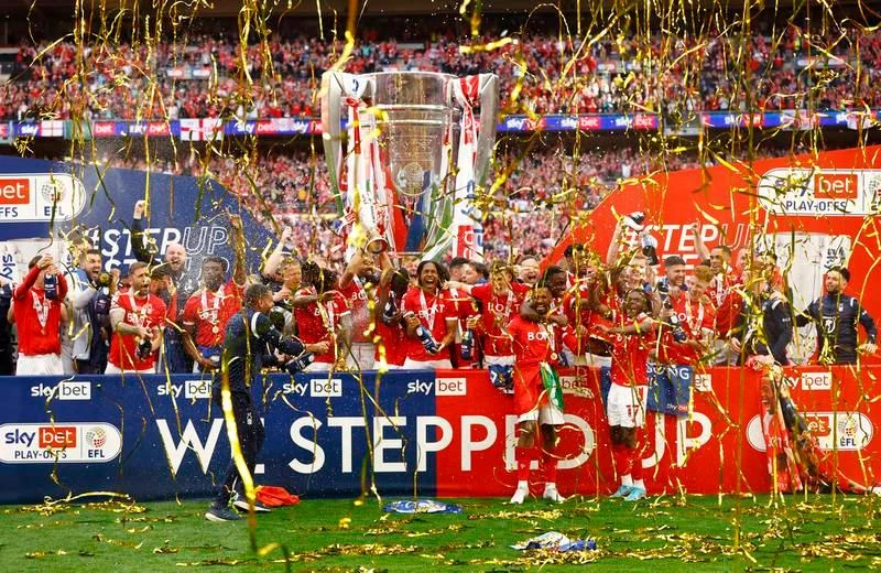 Notttingham Forest...ăn mừng ngày trở lại gia đình ngoại hạng Anh. Ảnh Getty CLB Monza của cựu Thủ tướng Ý Silva Berlusconi ăn mừng thăng hạng lên Serie A mùa tới. Ảnh: Getty. Trên sân nhà St. Etient của Pháp, sau trận đấu, bạo loạn đã xảy ra khi đội nhà chính thức xuống hạng Ligue 2 mùa tới. Ảnh: Getty Từ Paris quay về sau trận thua Real, Liverpool vẫn ăn mừng bằng diễu hành khắp phố mừng hai danh hiệu League Cup, FA Cup và hai ngôi á quân Champions League và Premier League. Ảnh: Getty