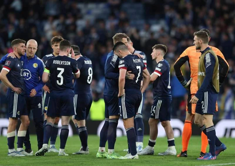Scotland buồn vì giấc mơ World Cup qua đi, nhưng họ không oán trách fan nhà ủng hộ Ukraine. Tiền đạo Yarmolenko ăn mừng bàn thắng. Yaremchuk (9) cũng có bàn thắng trong chiến thắng 3-1. 25 năm kể từ France 98 đến nay, Scotland vẫn chưa thể góp mặt tại World Cup trở lại. Ukraine sẽ đá chung kết Play off với Xứ Wales vào chủ nhật này để tranh vé đi Qatar cuối năm nay. Tuyển Ukraine đa phần cầu thủ đá giải trong nước mà năm 2022 này bóng đá Ukraine bị đứng hình vì chiến tranh.