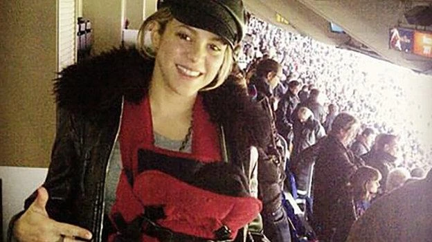 Giọng ca Colombia nổi tiếng thế giới qua bài hát "Waka Waka" tại lễ bế mạc World Cup 2010, nơi Pique và đồng đội Tây Ban Nha lên ngôi. Shakira thuộc giọng ca đa tài, cô biểu diễn những bài hát pha trộn phong cách la tin và Hồi giáo được đánh giá là... có 1-0-2. 12 năm mặn nồng, cả hai đều có những bước thăng tiến đỉnh cao nhất trong nghề nghiệp. Thể thao và âm nhạc làm cho Shakira thăng hoa. Còn Pique cũng có những năm tháng đỉnh cao của nghề quần đùi áo số với ngôi vô địch World Cup 2010, Euro 2012, bốn danh hiệu Champions League cùng Barcelona. Pique nhỏ hơn Shakira 10 tuổi. Cuộc hôn nhân giữa "phi công Tây Ban Nha" và "máy bay Colombia" là một trong những cuộc hôn nhân nổi tiếng nhất thế giới. Cả hai đi xem một trận đấu quần vợt. Shakira có album "Hips Don't Lie" có kỷ lục phát hành 60 triệu bản. Cô cũng có những album hát chung cùng Jenifer Lopez rất đình đám.