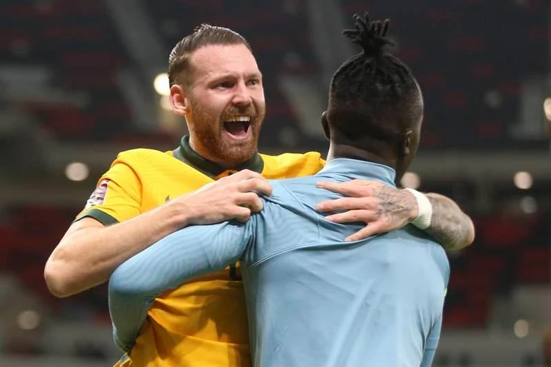 Irvine mở bàn trước cho Úc ở phút 53. ...Ngoại binh nhập tịch Caio Canedo (11) san bằng cho UAE ngay phút 57. Nhưng phút 84, thì Hrustic có bàn "đóng đinh" trận đấu giúp Úc thắng chung cuộc 2-1. Sau khi thắng UAE, Úc ở lại Qatar để tiếp tục trận Play off cuối gặp đội xếp thứ năm khu vực Nam Mỹ là Peru vào 1 giờ ngày 14-6 để tranh tấm vé đi World cup 2022.