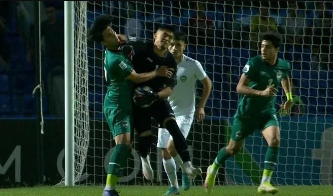 Thủ môn Nematov đã có cú ra chỏ mà quên VAR đang "soi" mình. Ảnh: AFC