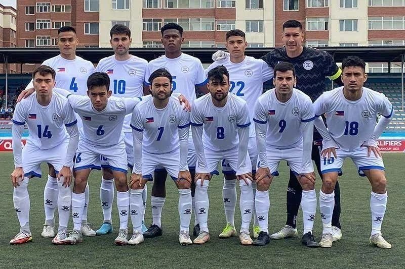 Cựu thủ môn ngoại hạng Anh Neil Etheridge bốn lần vào lưới nhặt bóng. Ảnh: Phi Star.