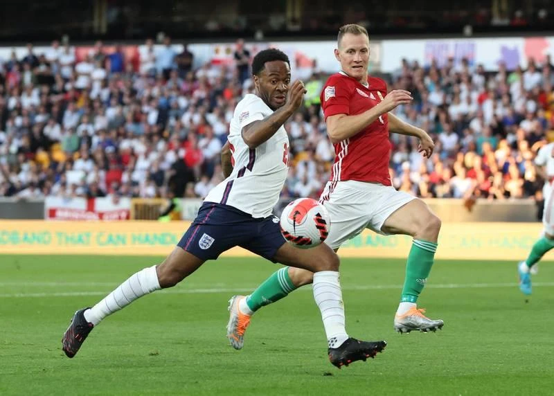 Raheem Sterling như cái bóng của chính mình. Daniel Gazdag (16) đóng đinh trận đấu 4-0 cho Hungary. Conor Gallaggher của Anh nỗ lực đi bóng. Thua Hungary, Anh rơi xuống đáy bảng thật đáng xấu hổ. Hungary lên đầu bảng với 7 điểm, xếp trên cả Đức (6 điểm)