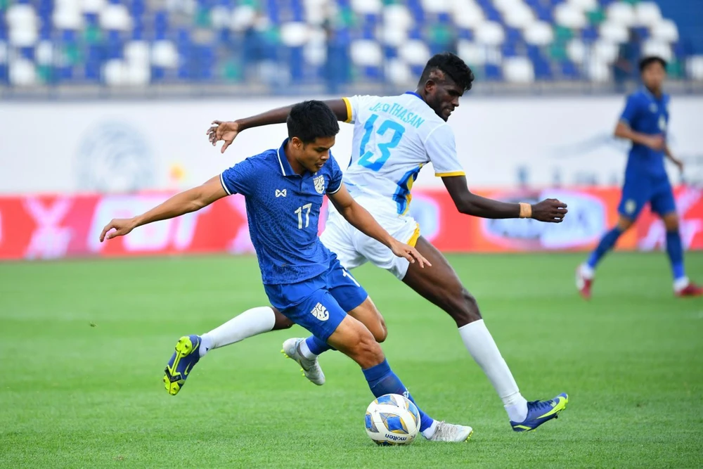 Thái Lan có tấm vé vớt khi lượt cuối thua Uzbekistan 0-2. Ảnh: B.P
