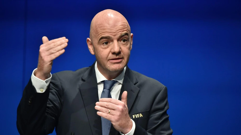 Chủ tịch FIFA G. Infantino tiết lộ World Cup 2022 sẽ dùng VAR với công nghệ bán tự động sẽ xử lý nhanh hơn rất nhiều. Ảnh: Getty