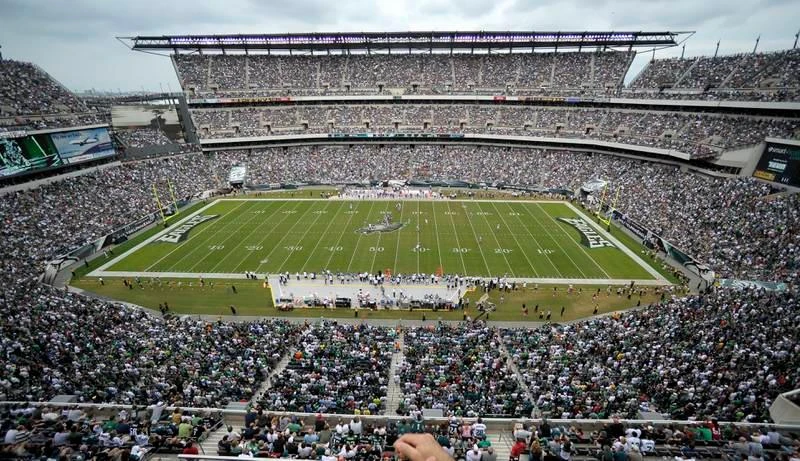Sân Licold Financial Field ở Philadenphia của Mỹ. Sân Lumen tại Seattle, Mỹ. Sân BMO Field Toronto của Canada. Sân Mercedez-Benz ở Atlanta, Mỹ. Sân MetLife tại East Rutherford, New Jersey, Mỹ. Sân Gillette tại Foxsbourough ở Massachusetts, Mỹ. Sân NRG tại Houston, Mỹ. Sân Levi's tại Santa Clara, Mỹ. Sân BC tại Vancouver, Canada. Sân BBVA tại Monterrey, Mexico. Sân Akron tại Guadalajara, Mexico. Sân Azteca ở Mexico City, Mexico. Sân Arrowhead ở Kansas City, Mỹ được cho là có sức chứa kỷ lục guinness. Sân Hard Rock tại Miami, Florida, Mỹ. Sân AT&amp;T tại Texas, Mỹ. Sân SoFi ở Los Angeles, California, Mỹ, sân có giá trị xây dựng 5 tỉ USD. Sân Lincold Finacial ở Philadenphia, Mỹ.
