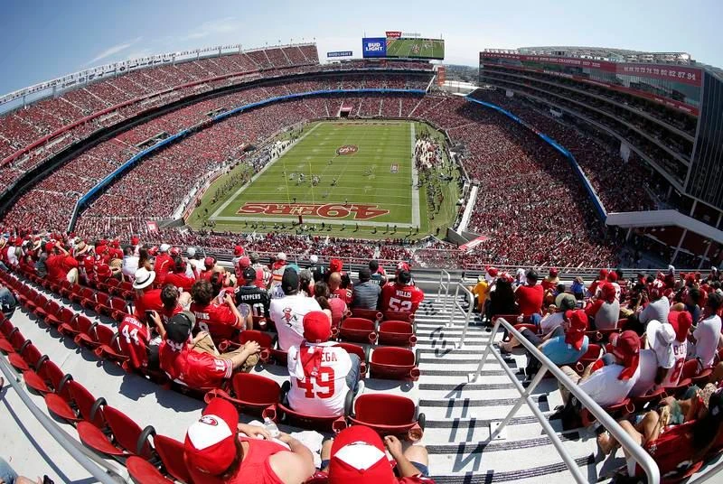 Sân Levi's tại Santa Clara, Mỹ. Sân BC tại Vancouver, Canada. Sân BBVA tại Monterrey, Mexico. Sân Akron tại Guadalajara, Mexico. Sân Azteca ở Mexico City, Mexico. Sân Arrowhead ở Kansas City, Mỹ được cho là có sức chứa kỷ lục guinness. Sân Hard Rock tại Miami, Florida, Mỹ. Sân AT&amp;T tại Texas, Mỹ. Sân SoFi ở Los Angeles, California, Mỹ, sân có giá trị xây dựng 5 tỉ USD. Sân Lincold Finacial ở Philadenphia, Mỹ.