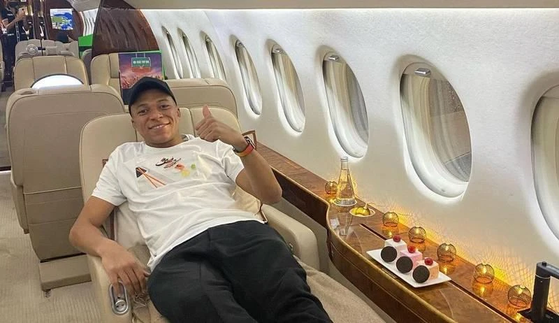 Mbappe chủ yếu sắm máy bay riêng cho chẳng thua đồng nghiệp mà thôi. Tiền đạo này ít đi xa. Tay chơi Neymar thường dùng máy bay riêng vượt Đại Tây Dương từ Tây Ban Nha hay Pháp mỗi khi tập trung tuyển Brazil. Chẳng cần hiện diện của chủ nhân cũng biết chiếc máy bay của ai rồi. Bên trong chiếc máy bay siêu sang của CR7. Tay chơi Vinicius Jr của Real Madrid và tuyển Brazil cũng hay dùng máy bay riêng mỗi khi về nước. Tiền đạo của Real Madrid- Benzema và những người bạn bên chiếc máy bay của mình. Huyền thoại sống Thụy Điển- Ibrahimovic vẫn hay dùng máy bay riêng đi lại từ Milano về Thụy Điển. Kỷ lục gia chuyển nhượng từ Tottenham đến Real Marid- Gareth Bale cũng hay dùng máy bay của mình khi từ Tây Ban Nha về Wales. Vợ chồng Vic-Bec vẫn hay dùng máy bay riêng trong những chuyến bay ngắn. Tân tiền đạo Man. City- Erling Haaland cứ như kẻ màu mè lòe loẹt trong chiếc máy bay của mình.