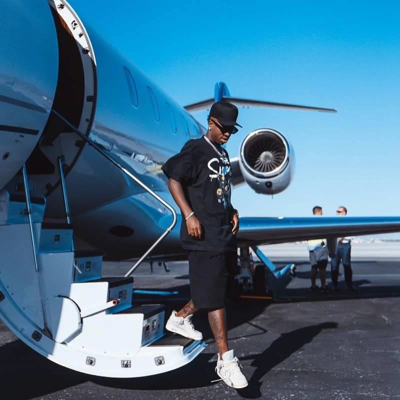 Tay chơi Vinicius Jr của Real Madrid và tuyển Brazil cũng hay dùng máy bay riêng mỗi khi về nước. Tiền đạo của Real Madrid- Benzema và những người bạn bên chiếc máy bay của mình. Huyền thoại sống Thụy Điển- Ibrahimovic vẫn hay dùng máy bay riêng đi lại từ Milano về Thụy Điển. Kỷ lục gia chuyển nhượng từ Tottenham đến Real Marid- Gareth Bale cũng hay dùng máy bay của mình khi từ Tây Ban Nha về Wales. Vợ chồng Vic-Bec vẫn hay dùng máy bay riêng trong những chuyến bay ngắn. Tân tiền đạo Man. City- Erling Haaland cứ như kẻ màu mè lòe loẹt trong chiếc máy bay của mình.