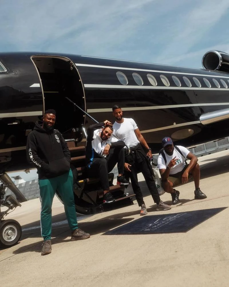 Tiền đạo của Real Madrid- Benzema và những người bạn bên chiếc máy bay của mình. Huyền thoại sống Thụy Điển- Ibrahimovic vẫn hay dùng máy bay riêng đi lại từ Milano về Thụy Điển. Kỷ lục gia chuyển nhượng từ Tottenham đến Real Marid- Gareth Bale cũng hay dùng máy bay của mình khi từ Tây Ban Nha về Wales. Vợ chồng Vic-Bec vẫn hay dùng máy bay riêng trong những chuyến bay ngắn. Tân tiền đạo Man. City- Erling Haaland cứ như kẻ màu mè lòe loẹt trong chiếc máy bay của mình.