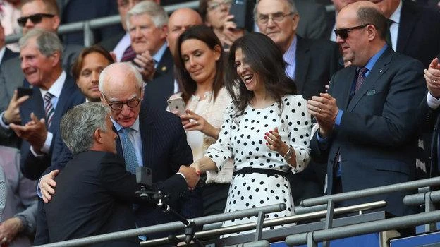 Bà Marina Granovskaya bắt tay HLV Mourinho thời chiến lược gia này làm Chelsea. Ảnh: Getty