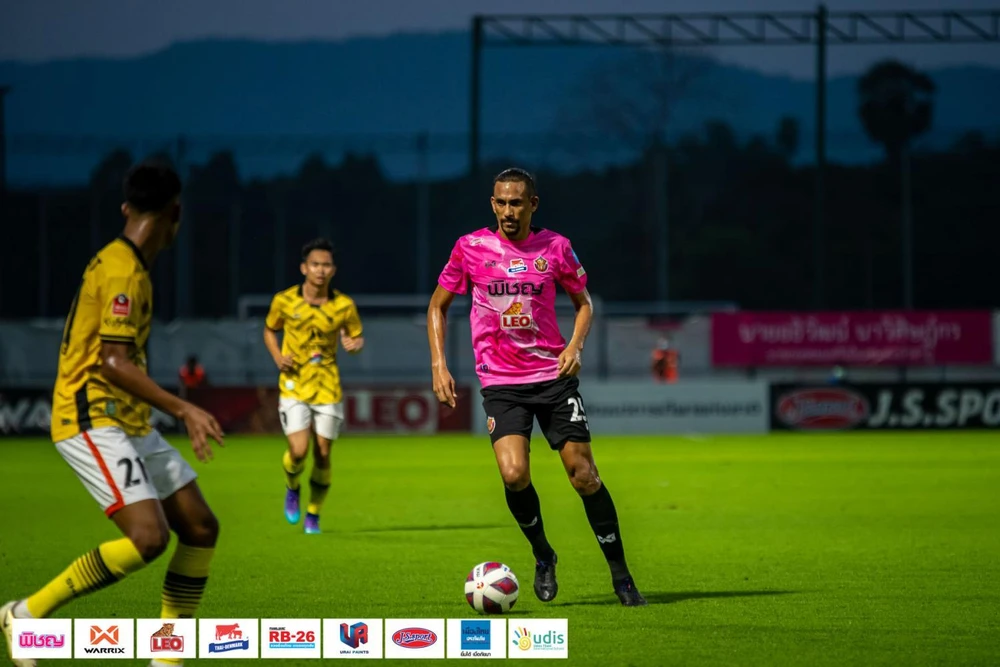 Vừa thấy Hamilton Soares lên ngôi vua phá lưới Thai-League mùa rồi, bà Pang bỏ tiền mua về ngay mà không phải hỏi ý kiến HLV trưởng. Ảnh: B.P Vừa thấy Hamilton Soares lên ngôi vua phá lưới Thai-League mùa rồi, bà Pang bỏ tiền mua về ngay mà không phải hỏi ý kiến HLV trưởng. Ảnh: B.P