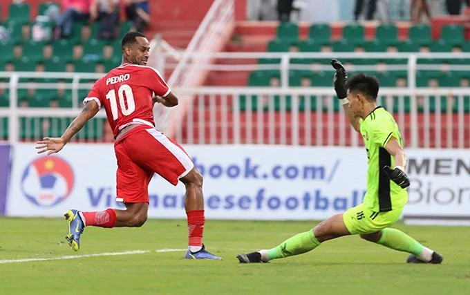 Paulo Pedro nhảy múa và có cú hat trick dễ cho Viettel. Ảnh: ANH KHOA.