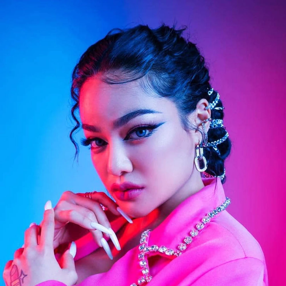 Youtuber Pimrypie làm nổi đình, nổi đám trận Liverpool- MU tại Bangkok ngày 12-7. Ảnh: B.P