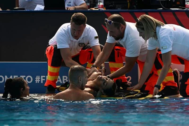 Alvarez được vớt lên, cô nói rằng cô không muốn những bức ảnh này bị AFP đăng lên. ...Nhưng sau đó cô cảm thấy thú vị khi loạt hình được đăng, nhất là các HLV của đội Mỹ kịp thời cứu vớt cô nhờ camera robot lặn phía dưới ghi hình. Sau nỗi sợ hãi, Alvarez nhìn thấy một vẻ đẹp của thể thao, của tinh thần đồng đội đã cứu sống cô. Chỉ có trong thể thao đỉnh cao mới có sự phản ứng nhanh, tinh thần trách nhiệm và nhanh đến thế. Alvarez được đồng đội sơ cứu khi vừa trồi lên mặt nước. Nhiều VĐV Mỹ đã bật khóc vì nghĩ đồng đội của mình không qua khỏi. Đội y tế tiếp cận Alvarez ngay tức khắc. Nguyên nhân được xác định là Alvarez bị...chuột rút. Alvarez chìm tự do xuống đáy hồ.