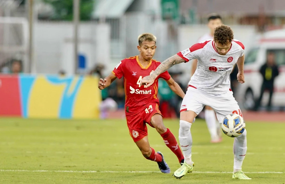 "Sát thủ" Geovane (trắng) của Viettel hôm nay chơi rất cá nhân và không thể ghi bàn nào. Ảnh: ANH PHƯƠNG. "Sát thủ" Geovane (trắng) của Viettel hôm nay chơi rất cá nhân và không thể ghi bàn nào. Ảnh: ANH PHƯƠNG.