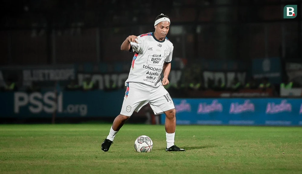 Ro "vẩu" đến Indonesia trong một chuyến đi mang tính thương mại. Pha tỉa bóng vẫn rất... Ronaldinho như ngày đỉnh cao làm xiếc ở Barcelona. Đã quái rồi, còn lại chơi chuyền bóng kiểu "lườm rau gắp thịt".