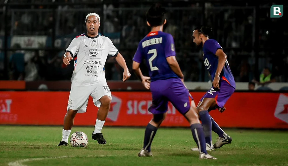 Đã quái rồi, còn lại chơi chuyền bóng kiểu "lườm rau gắp thịt".