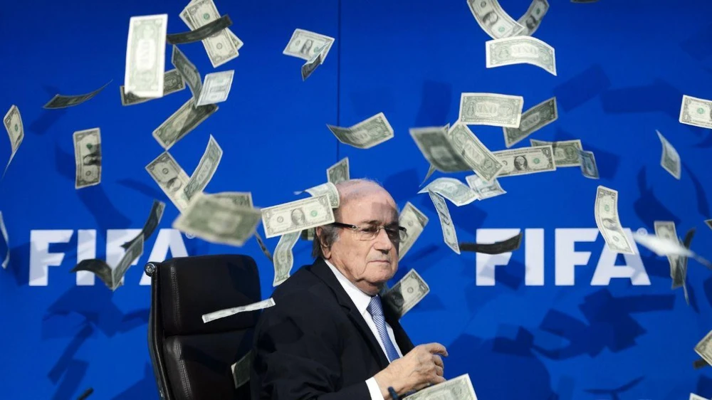 Ông Sepp Blatter từng bị làm nhục như thế này thời còn làm Chủ tịch FIFA. Ảnh: Getty