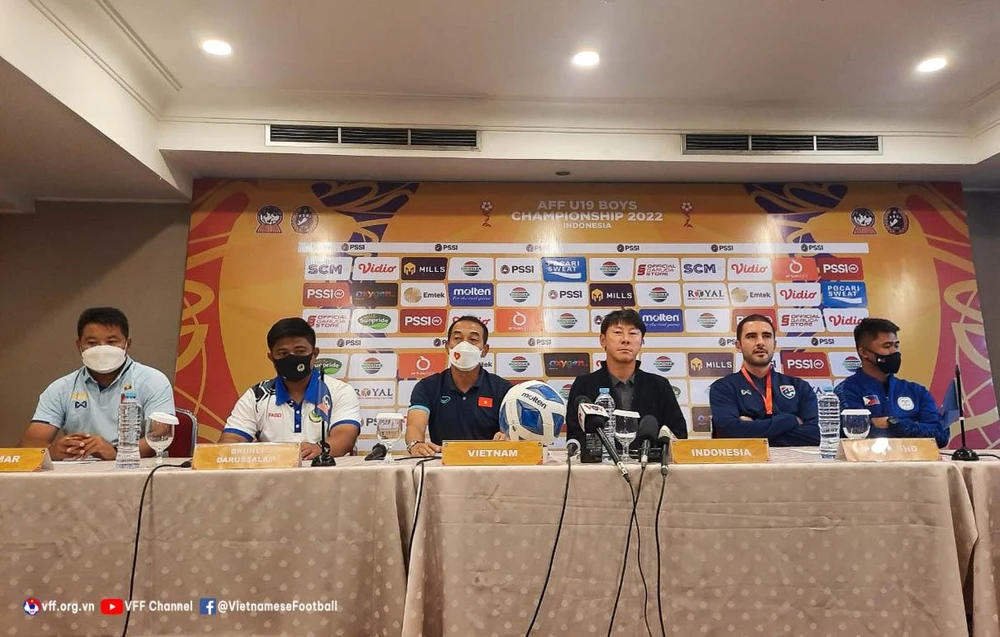 HLV Đinh Thế Nam và HLV Shin Tae-yong (giữa) chạm trán nhau ngay trận đầu lúc 20 giờ 30 ngày 2-7. Ảnh: VFF