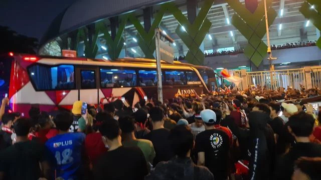 32 ngàn người vào sân Patriot Candrabhaga ủng hộ đội nhà Indinesia. Ảnh: CTP