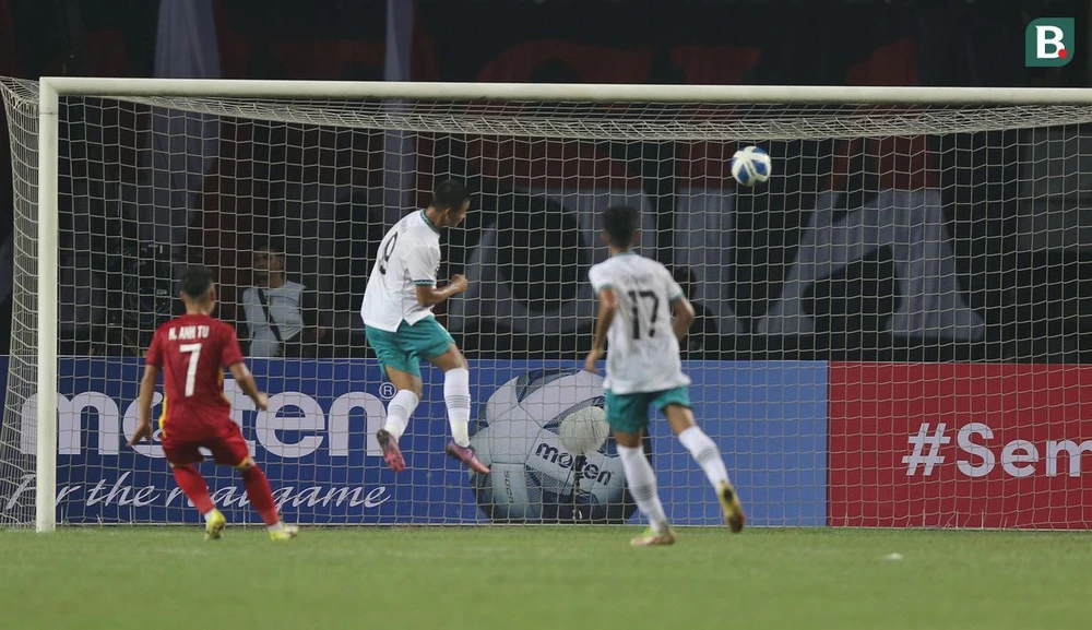 Anh Tú dứt điểm suýt ăn cho cho U-23 VN. Ảnh: CTP