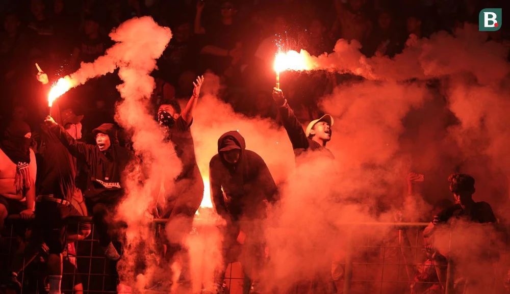 Để lửa cháy kiểu này trên khán đài, sân Patriot Candrabhaga sẽ phải chờ án phạt từ AFF. Nguyễn Giản Tân của U-19 VN trong pha tranh chấp với hậu vệ Rudianto. Đội trưởng Khuất Văn Khang trong pha không chiến với Arkhan Fikri. Bảo Long với một pha tranh chấp. Bóng đá Indonesia cũng có "đặc sản pháo sáng" như Lạch Tray. Pháo sáng đốt trên khán đài khi trận đấu đang diễn ra là không thể thoát tội rồi.