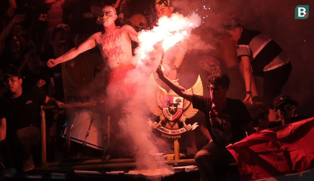 Khoảng từ phút 85, khi Indonesia không thể xuyên thủng được mành lưới Cao Văn Bình của U-19 VN, thì fan Indonesia bắt đầu...nóng. Tình huống ăn bàn rõ mười mươi của tiền đạo Nguyễn Quốc Việt, song anh lại "sang số" làm chậm nhịp và bỏ qua cơ hội. Các nhóm fan Ultras Indonesia tập trung trước sân Patriot Candrabhaga trước trận. Ronaldo (10) chơi tuyến đầu, song anh lại hay mắc bẫy việt vị mà hàng phòng ngự U-19 VN giăng ra. Để lửa cháy kiểu này trên khán đài, sân Patriot Candrabhaga sẽ phải chờ án phạt từ AFF. Nguyễn Giản Tân của U-19 VN trong pha tranh chấp với hậu vệ Rudianto. Đội trưởng Khuất Văn Khang trong pha không chiến với Arkhan Fikri. Bảo Long với một pha tranh chấp. Bóng đá Indonesia cũng có "đặc sản pháo sáng" như Lạch Tray. Pháo sáng đốt trên khán đài khi trận đấu đang diễn ra là không thể thoát tội rồi.