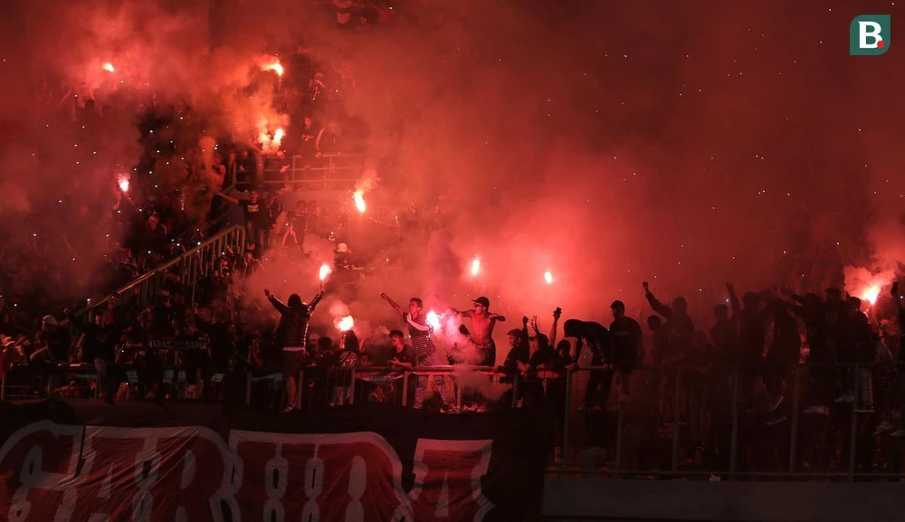 Bóng đá Indonesia cũng có "đặc sản pháo sáng" như Lạch Tray. Pháo sáng đốt trên khán đài khi trận đấu đang diễn ra là không thể thoát tội rồi. Bóng đá Indonesia cũng có "đặc sản pháo sáng" như Lạch Tray. Pháo sáng đốt trên khán đài khi trận đấu đang diễn ra là không thể thoát tội rồi.