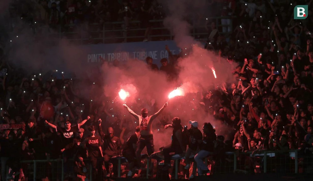 Pháo sáng đốt trên khán đài khi trận đấu đang diễn ra là không thể thoát tội rồi. Pháo sáng đốt trên khán đài khi trận đấu đang diễn ra là không thể thoát tội rồi.