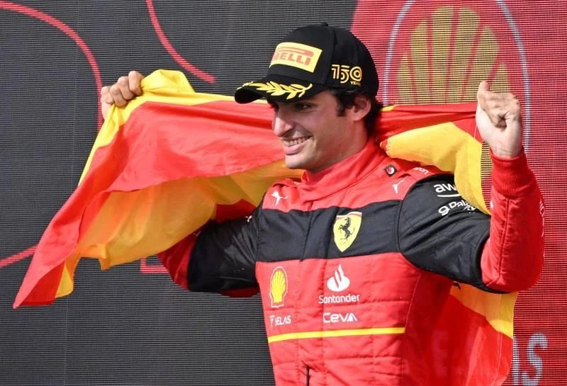Tay đua Carlos Sainz của Ferrari về nhất chặng Silverstone. Đội cứu hộ có mặt ngay hiện trường, còn Zhou (áo xanh) bình an vô sự.