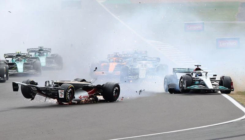 Hoàn cảnh tai nạn là khi vừa xuất phát lại tốc độ cao, bánh xe của các xe máng vào nhau. Tay đua Carlos Sainz của Ferrari về nhất chặng Silverstone. Đội cứu hộ có mặt ngay hiện trường, còn Zhou (áo xanh) bình an vô sự.