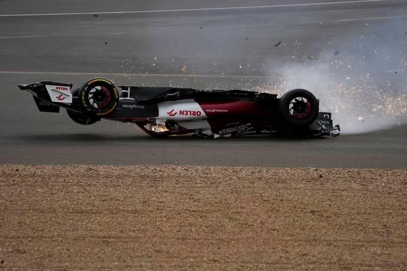 "Quái thú" Alfa Romeo ngửa bụng.