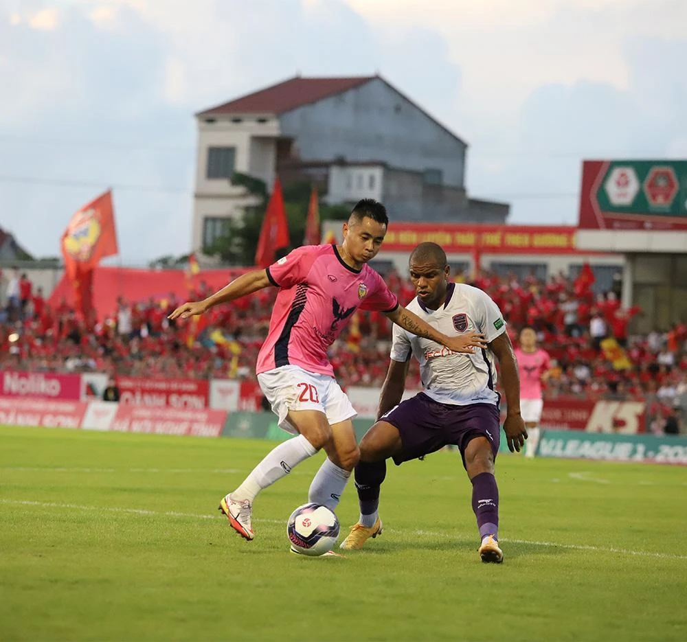 HL Hà Tĩnh (áo hồng) thắng B. Bình Dương 3-1. Ảnh: VPF.