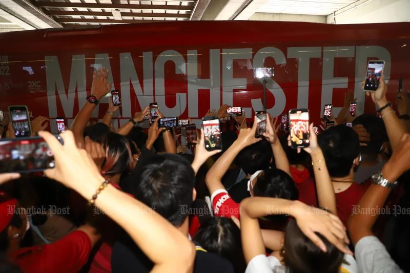Trước đó một ngày, sân bay Shuvanabhumi cũng náo nhiệt khi MU đến. Trước đó một ngày, sân bay Shuvanabhumi cũng náo nhiệt khi MU đến.