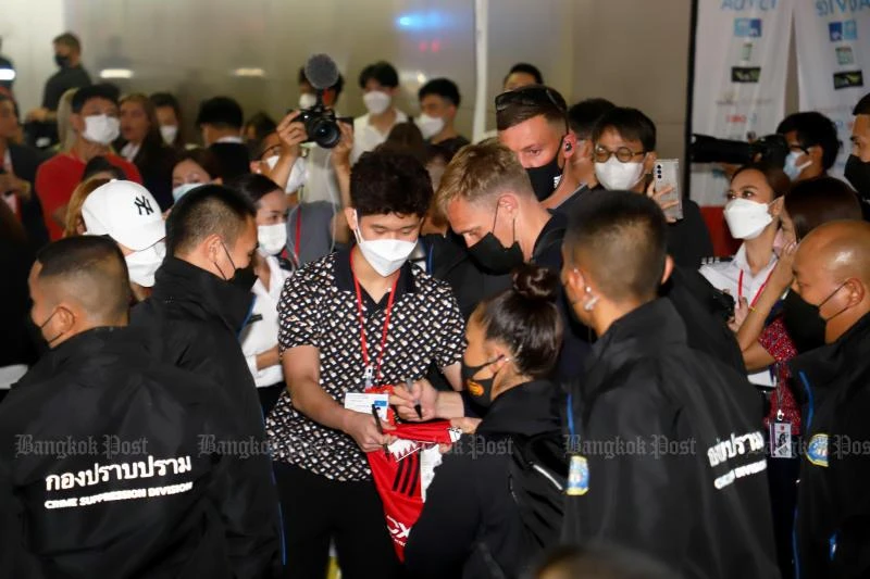 Ký tặng fan hâm mộ. Buồn cho fan Thái khi CR7 không theo MU đến Bangkok vì lý do gia đình.