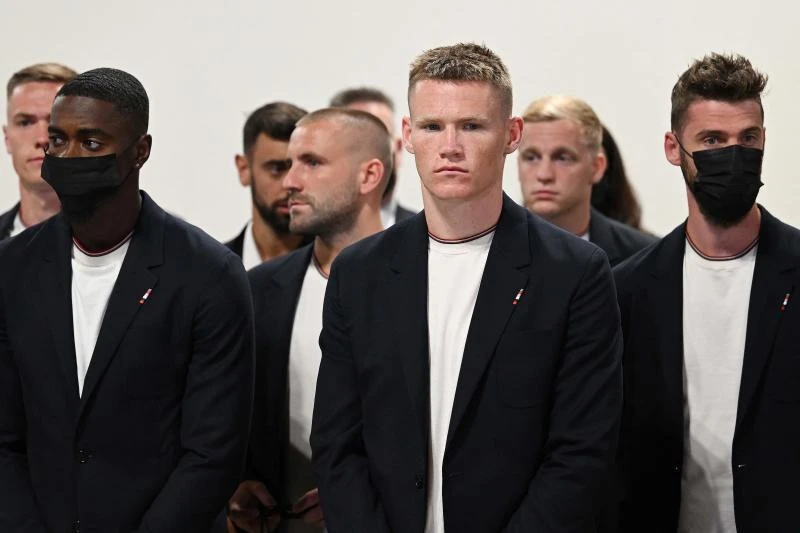 Các cầu thủ MU rất lạ lẫm với...Phương Đông chăng? Ký tặng fan hâm mộ. Buồn cho fan Thái khi CR7 không theo MU đến Bangkok vì lý do gia đình.